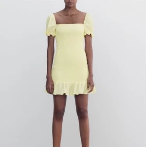 Klänning - Aldrig använd. Fler bilder kan skickas.