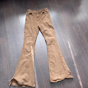 Strl Xs/S  - Bra skick , använt minst 2 gånger. Hela inga hål , passar jättebra och jättefina men för små för mig och inte min typ av färg på jeans. Kommer bara inte till användning så om du vill köpa passa på. 