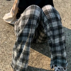 Rutiga pyjamasbyxor - Säljer pyjamasbyxor i olika färger i storlek s/m💞 skriv för att veta mer vilka som finns🥰