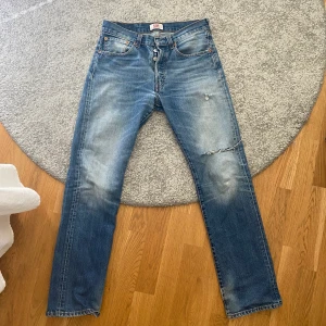 Lågmidjade jeans - Jättefina Lågmidjade Levis jeans, lång och passar mig som är cirka 174 och brukar ha small i kläder. Står ej för frakten