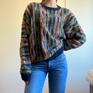 Stickad tröja - Flerfärgad stickad tröja. Står ingen storlek men skulle gissa S-M💓