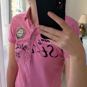 Rosa piké tröja med mycket motiv och detaljer 😊 Storlek: 34 ☝️ Priset + Frakt 📦 