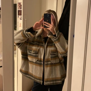Jacka, strl 40 - Jättefin jacka från ginatricot i storlek 40. Använd fåtalet gånger, nyskick💖 Perfekt nu när det börjar bli lite varmare! (Jag har vanligtvis storlek 34/36)