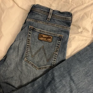 Wrangler jeans  - Fett snygga raka wrangler jeans från Sellpy!! 