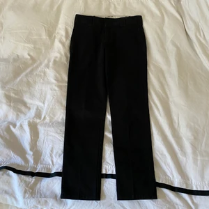 Dickies 874 - Ett par använda svarta dickies 874. Storlek är 33x32 men de har krympt lite så passar mer en 32x32 skulle jag säga. Tyvärr växt ur dem så de är för små för mig nu. Dessa är välanvända men fortfarande i okej skick. Frågor? Bara att skriva så svarar jag så snabbt jag kan🌞