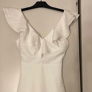 Klänning storlek S - Köpte klänningen för min student men den var för stor och gick inte att skicka tillbaka, därav försöker jag nu sälja den. Helt ny och oanvänd. Nypris: 650. Jag säljer den för 500 kr. Jag har ganska liten byst vilket gjorde att de partiet blev extra stort så ha det i åtanke. 