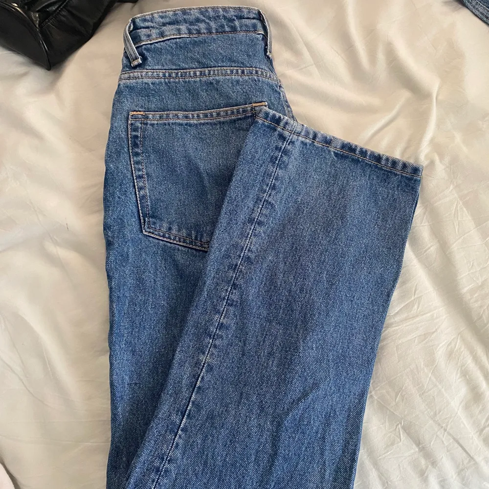 Straight weekday jeans i modellen voyage, storlek 24/28 i fint skick! Nypris 500kr och säljer för 200kr. Jeans & Byxor.