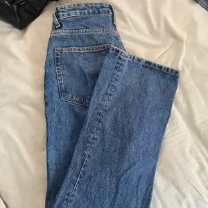 Straight weekday jeans i modellen voyage, storlek 24/28 i fint skick! Nypris 500kr och säljer för 200kr