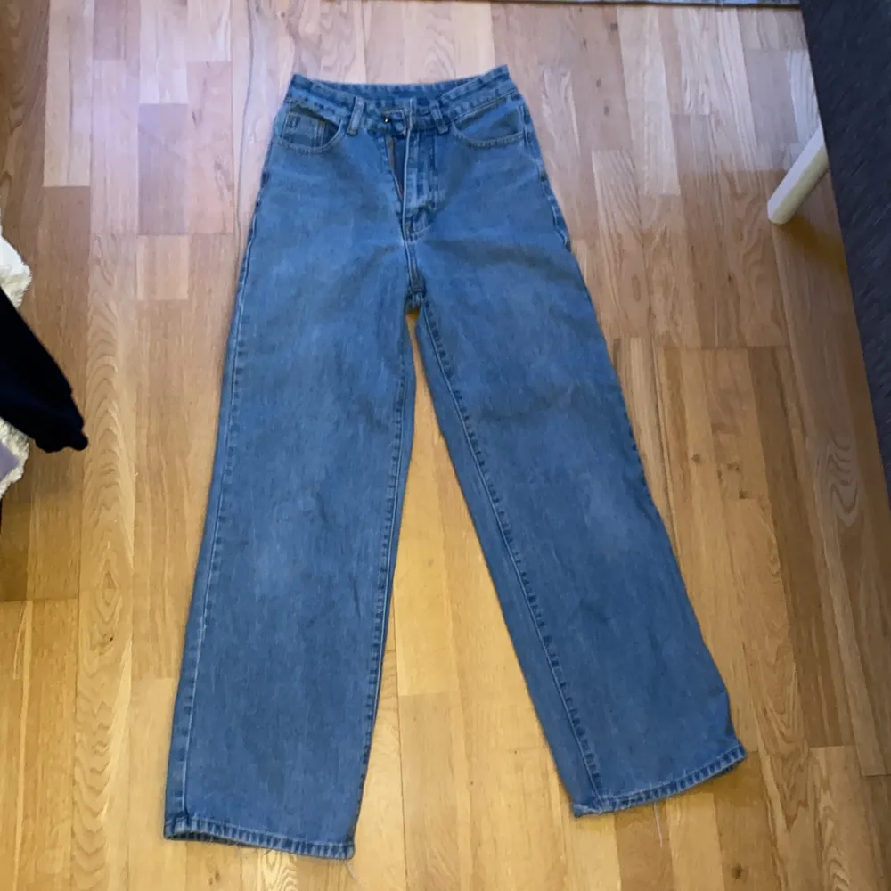 Ett par ljusa breda jeans, lite slitna på baksidan av benen. Storlek XS. Frakt betala av kunden och jag skickar med PostNord. Betalning sker via Swish, bara seriösa erbjudanden . Jeans & Byxor.