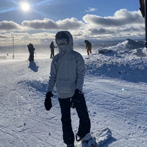 Jacka  - Jag säljer min fina dope jacka! Använd 1 vecka (köpt i år så väldigt bra skik) ordinarie pris 1199kr💗💗 skriv privat för mer bilder!