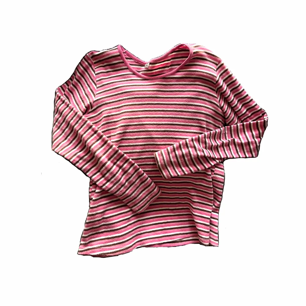 Gullig randig tröja i rosa, brunt och vitt! säljer då den inte kommer till användning</3 ngt lösare passform, lite croppad men så fin. Tröjor & Koftor.