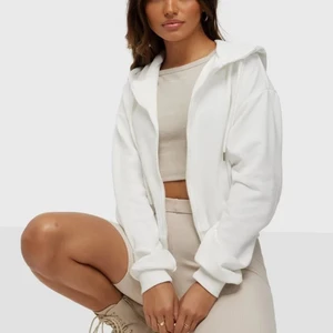 Vit zip hoodie - Snygg vit zip hoodie. Köpt från Nelly och knappt använda. Superbra skick, som ny. Säljer en likadan i svart. En för 120 eller båda för 220 Priset kan diskuteras🤍