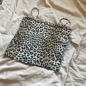 Gina linne i leopard mönster strl S - Fint gina linne i storlek S. Knappt använd. Bra kvalité. Verkar inte gå att köpa hos Gina Tricit längre💖