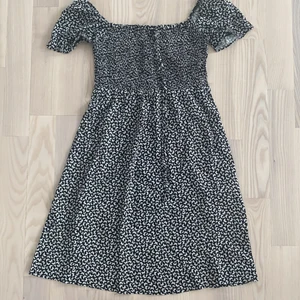 Klänning  - En söt klänning med små vita fjärilar på