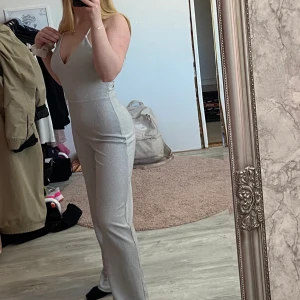 Glittrig Jumpsuit  - Storlek S, köparen står för frakten 