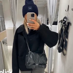 Kort kappa från Monki - storlek S - Säljer min korta superfina jacka från monki i storlek S. Den är helt ny och aldrig använd, helt slutsåld 💕 Passar storlekarna xs - m beroende på hur man vill att den ska sitta. Säljer för 450, men pris kan diskuteras vid snabb affär🥰