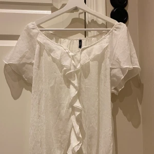 Vit blus  - En vit fin blus, med vita prickar på. Kan skickas om köpare står för frakt