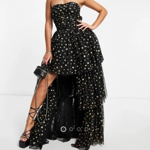 Intressekoll balklänning - Aldrig använd skitcool slutsåld balklänning från Asos storlek 44 (passar 42/44). Går att fästa ihop sidorna för att ta bort slitsen i mitten.