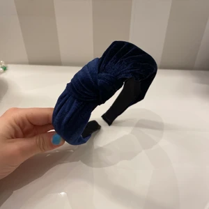 Diadem - Ett marinblått oanvänt diadem i sammet💙💙💙