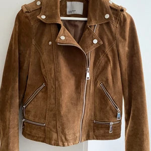 Mocka jacka, VERO MODA stl S  - Kort mockajacka i en regular fit. 100% svinmocka och foder i 100% polyester.   Sparsamt använd, ca 10 tillfällen.  Nypris ca 1100kr