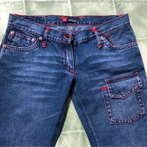 Lågmidjade jeans - Jättefina lågmidjade jeans med röda sömmar! Säljer för att de är för liten för mig, lägger upp igen pga oseriös köpare