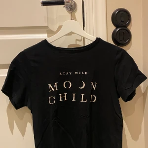 Svart t-shirt  - Svart t-shirt med text på från Gina tricot. Kan skickas om köpare betalar frakt!