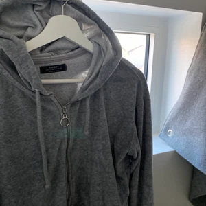 Croppad kofta  - Croppad kofta från bershka, skön och fin. Spårbar frakt tillkommer 