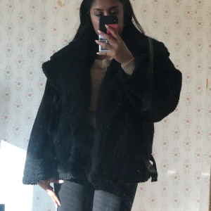 Svart Teddy jacka - Säljer min fina teddyjacka från prettylittlething. Den är så sjukt fin och funkar perfekt för vår o höst. Men den kommer inte till användning❤️