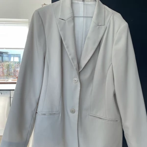 Kavaj - En beige/vit oversized kavaj, nyskick. Står att den är storlek 46, skulle säga mer M/L.