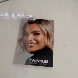 tandsmycke från twinkles  - säljer tandsmycke (har två st) köpte 5 pack och använder själv 2 av dom. Det är inte självklistrande så du måste gå till en tandläkare för att få dit. Såklart äkta 