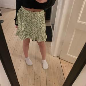 Söt grön kjol perfket till sommaren, S 60kr
