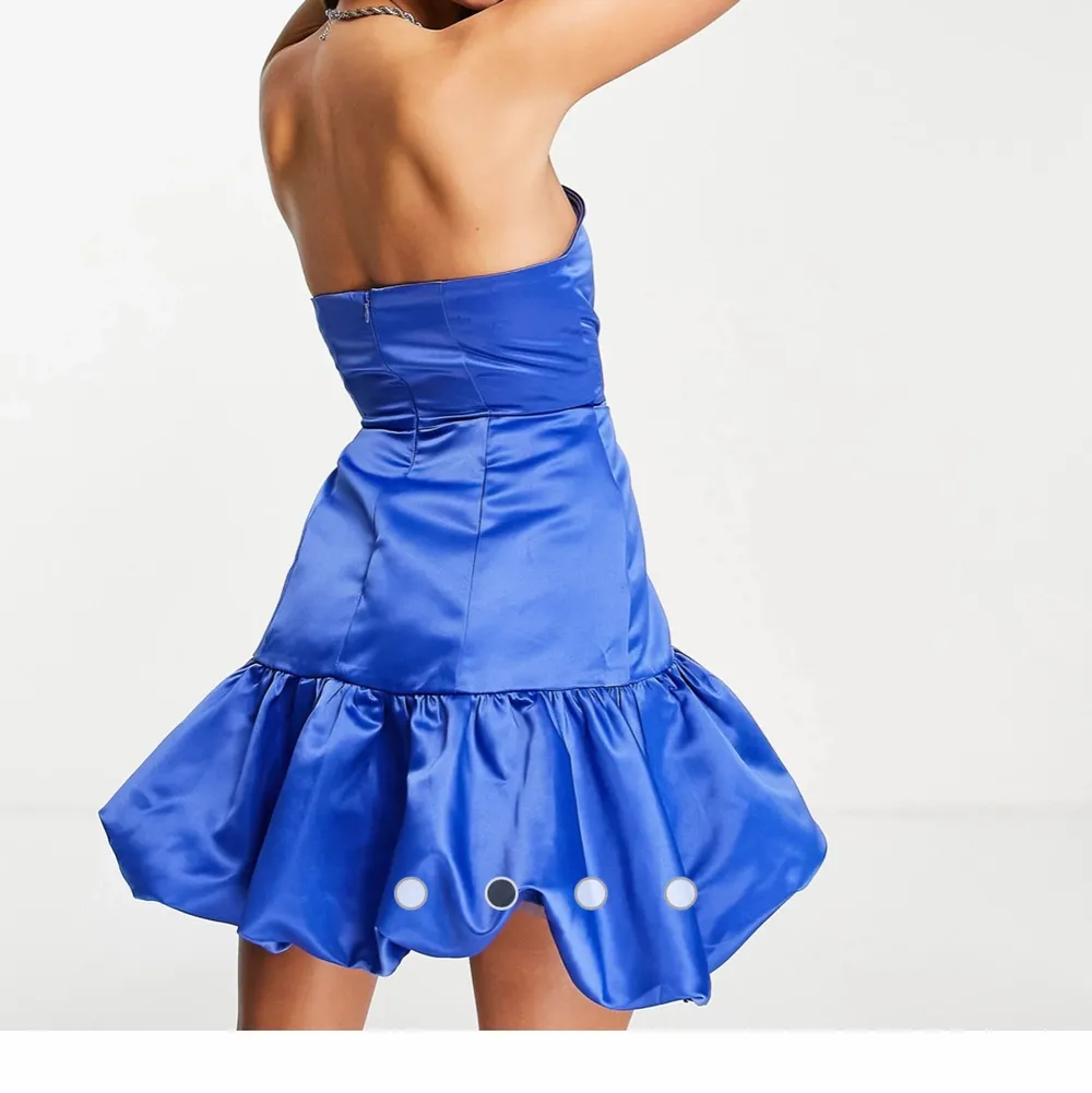 En blå klänning som tyvärr är för liten, aldrig använd. Klänningar.