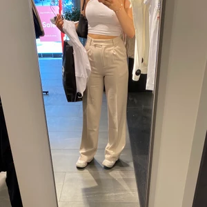 Beiga kostymbyxor  - Säljer nu dessa super snygga beiga kostymbyxor som är perfekta på sommaren💘 stirlek 32 men passar 34-36💞 har en liten prick i fram som jag kan skicka bild på vid intresse💘 köp för 150kr+frakt (spårbar) , nypriset är 499kr 