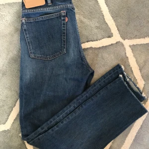 Acne Studios strl 26 - Jeans från Acne Studios, rak modell, kollektionen Blå konst. Strl 26/32. Avklippa ii ankelhöjd. Snygg blå tvätt.