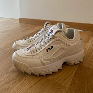 Skor  - Ett par Fila skor i storlek 39, men skulle säga att det är mer storlek 38. Ser mer använda ut än vad dom faktiskt är. Frakt ingår i priset (spårbart) 