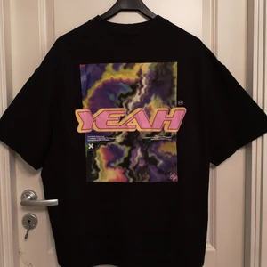 Oversized tshirt - Säjer denna coola tshirt från Asos då den tyvärr är för stor. Har tryck fram och bak och är i piké tyg. Är i storlek xxs men är som sagt overzised. Helt ny och oanvänd, frakt ingår i priset:)