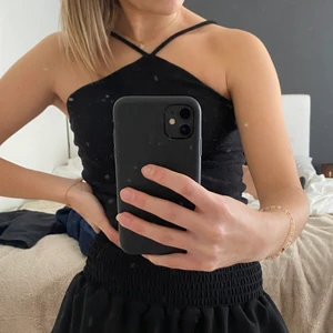 Gina topp  - En svart populär topp från Gina🖤 använd men är i bra skick storleken är XS men passar en Small🖤 fler bilder finns☺️ lite osäker ifall jag ska sälja så säljer endast ett bra bud