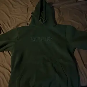 Grön Studio hoodie, använd ett par gånger men inga slitage. Nypris  900kr
