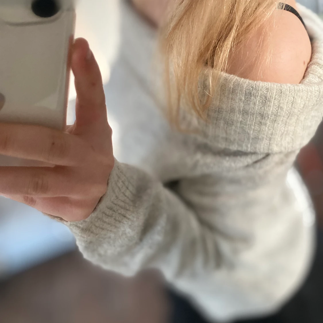 Grå stickad off shoulder tröja - 91