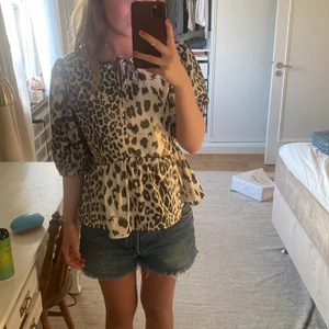 Topp hm - Så fin topp från hm, jättebra skick! Den är i storlek 40 men passar mig som är s