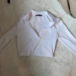 Zara tröja - Jätte fin tröja i tjockt tyg, säljer då den va för kort för mig och lite för genomskinlig att kunna ha utan bh på mig