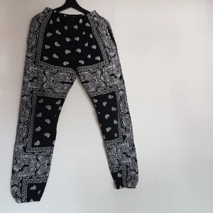 Häftiga mjukisbyxor - Häftiga mjukisbyxor med tryck