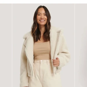 Teddy jacka - Säljer min teddy jacka ifrån nakd, använd 3 gånger så den är som ny. Köpt för 989kr och säljer den för 400kr, priset går att diskutera. Jag har vanligtvis S och den sitter bra på mig, skriv vid frågor eller bilder☺️