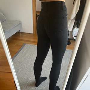 Levis jeans mile high super skinny  - Jättefina Levis jeans i modellen mile high super skinny storlek W24 L32. Jeansen är använda men i ett bra skick. 100kr utan frakt