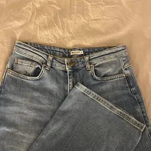 Blåa raka jeans ifrån madlady i storlek 38 längd 32, säljes pga ej har användning för dem. Köpta för ca 500kr säljes för 150kr, 