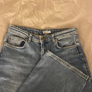 Madlady jeans  - Blåa raka jeans ifrån madlady i storlek 38 längd 32, säljes pga ej har användning för dem. Köpta för ca 500kr säljes för 150kr, 