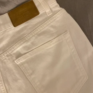 Vita raka jeans  - Vita raka jeans i storlek L, jag själv är en m och får inte på mig dom så skulle säga att de är en 36/38 , köpta för 250 säljes för 100 då de är använda ca 2 gånger 