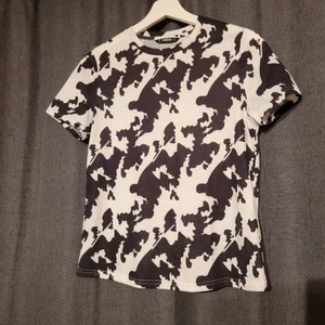 Komönstrad T-shirt  - En Komönstrad T-shirt från shien. Aldrig andvänd🥰