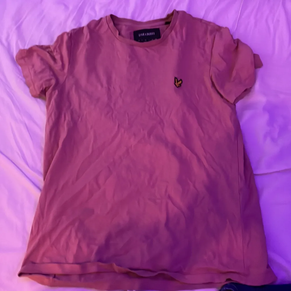 Det är en rosa lyle and scott T-shirt som är hyfsat väl andvänd. Den kostar 300kr nypris.. T-shirts.