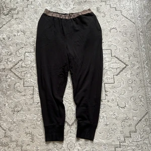 Calvin Klein Svarta pyjamas Large - Säljer den då den är för stor för mig, helt ny kostar den 600kr.